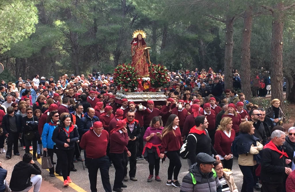 Afluencia masiva de personas para acompañar a Santa Eulalia a su santuario el 13 de enero